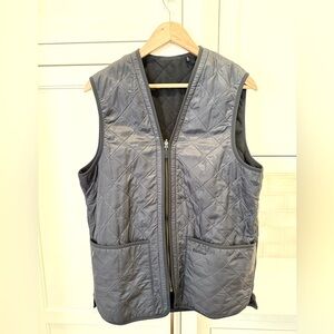 Like new. Barbour quilted zip-in gilet for waxed jackets. Navy. Men’s size M